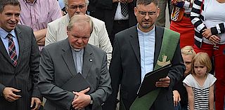 Pfarrer Hyn (li.) und Diakon Thomas Pfeifer (re.) beim gemeinsamen Bittgebet für die Hammerglocke